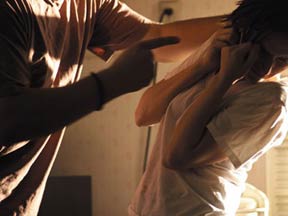 خشونت خانگی: چرا خانمها در چنین روابطی باقی می مانند؟