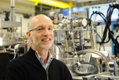 این فیزیکدان برنده نوبل فناوری2014+عکس