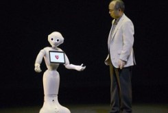 ربات مهربان و عاطفی که لطیفه هم تعریف می‌کند+ تصاویر