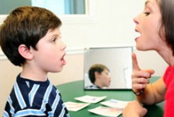 چه زمانی کودک به کمک گفتار درمانگر نیاز دارد؟