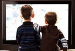 چرا در اتاق بچه ها نباید تلویزیون بگذارید؟