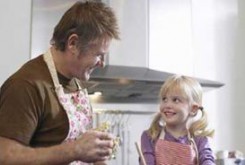 تاثیر کمک پدران در کارهای خانه روی موفقیت دختران!