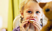 کودک بد غذا را اینگونه غذا خور کنید
