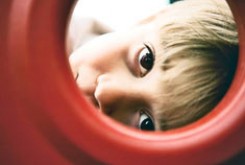 نشانه‌های اوتیسم را در تماس چشمی کودک بجویید