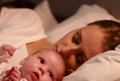 مزایا و معایب خوابیدن با کودک در یک تخت