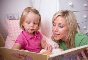 رشد مهارت کلامی کودک با کتابخوانی مادر‌
