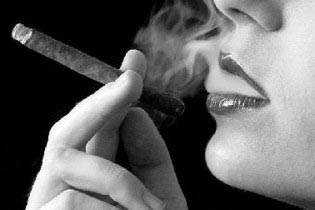 روان شناسی سیگار کشیدن دختران جوان