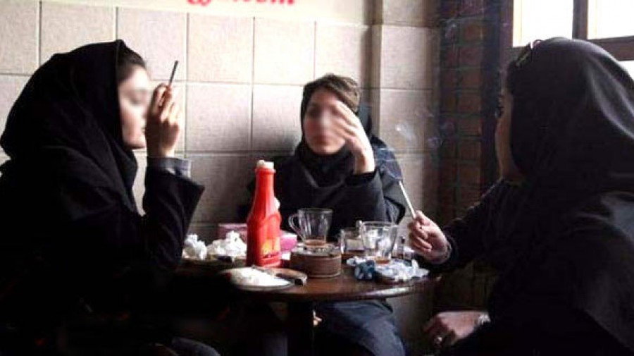 قبح استعمال دخانیات ریخته شده است/ تصویر ناهنجار دختران سیگاری