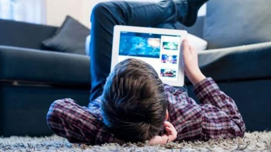 چرا جوان‌ها ساعت‌ها در شبکه‌های اجتماعی وقت می‌گذرانند؟
