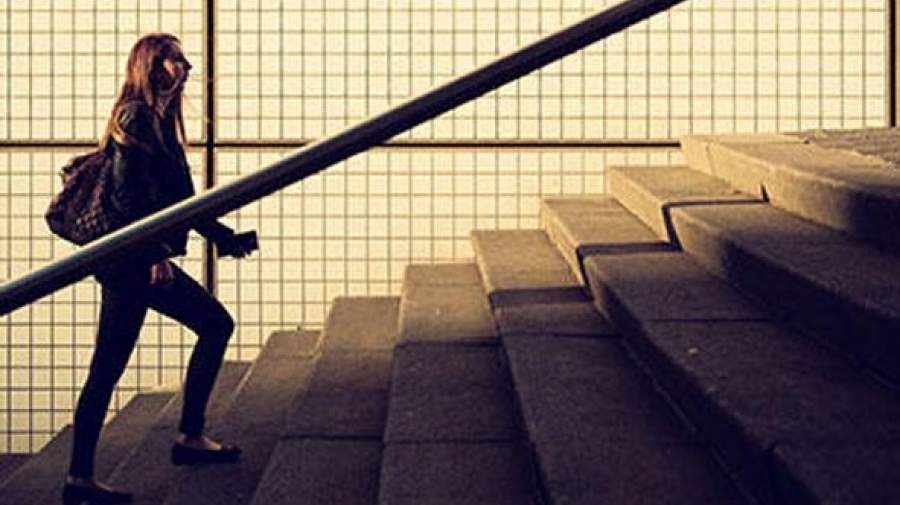 سرعت بالا رفتن از پله‌ها چه ارتباطی با طول عمرتان دارد؟