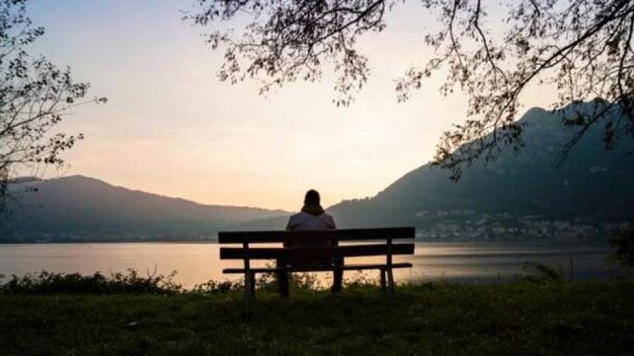 آیا جنسیت بر تجربه تنهایی در میانسالی تأثیر دارد؟