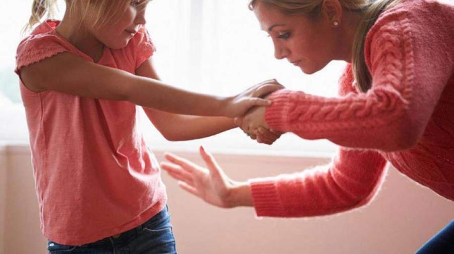 تنبیه فیزیکی چه بلایی سر کودک می‌آورد؟