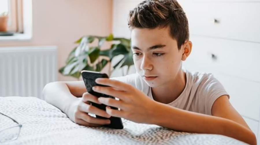 افزایش زمان استفاده کودکان و نوجوانان از فضای مجازی به 8 ساعت در روز