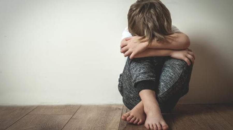 افسردگی در کودکان و نوجوانان به صورت دوره‌های طولانی ناراحتی یا تحریک پذیری ظاهر شود.