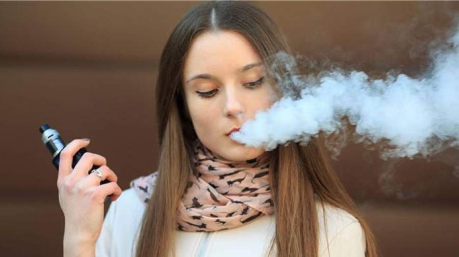 سیگار الکترونیکی عامل افزایش سردرد نوجوانان