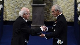 مدال نوبل فیزیک 2013 در دستان پیتر هیگز قرار گرفت