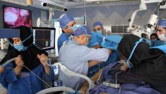عمل جراحی مغز بدون بیهوشی کامل در يك بیمارستان تهران