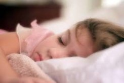 کودکان از چه سنی می­ توانند یاد بگیرند که خودشان به خواب روند؟