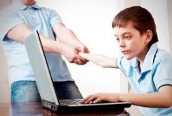 علائمی که نشان می دهد فرزندتان اختلال اینترنتی دارد