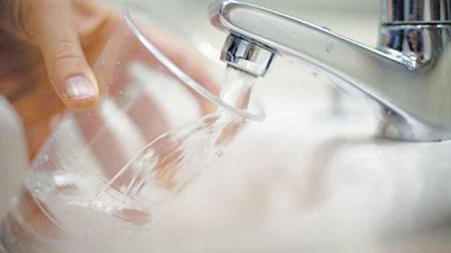 دلایلی علمی که به شما می‌گوید آب گرم بنوشید