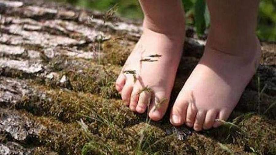پابرهنه بودن در طبیعت موجب بهبود مهارت های حرکتی کودک می شود