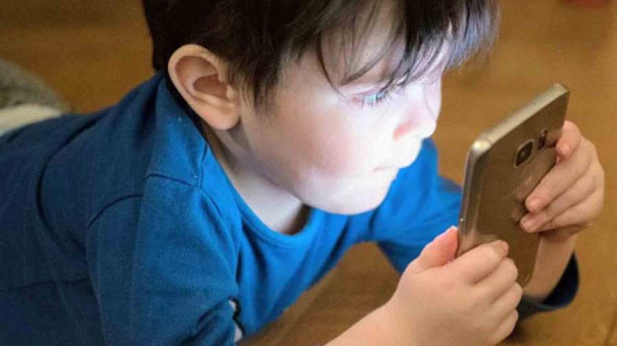 رنگ فراموشی بر بوم بازی های کودکانه در هیاهوی کرونا و گوشی هاي هوشمند