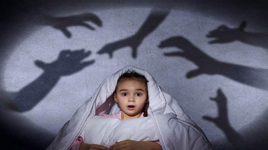 چگونگی رفتار والدین با کودکانی که ترس از تاریکی دارند