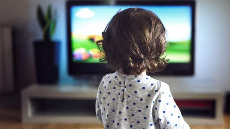 مضرات تماشای تلویزیون برای کودکان زیر ۴ سال