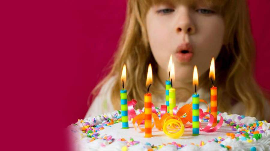 چرا نباید شمع کیک تولد را فوت کنیم؟