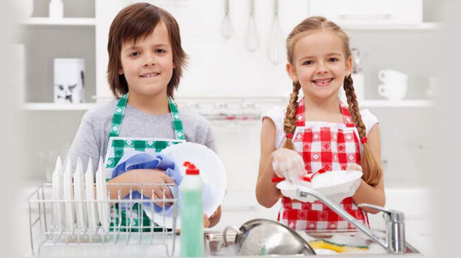 چگونه مشارکت در انجام امور خانه را به فرزندانمان بیاموزیم؟