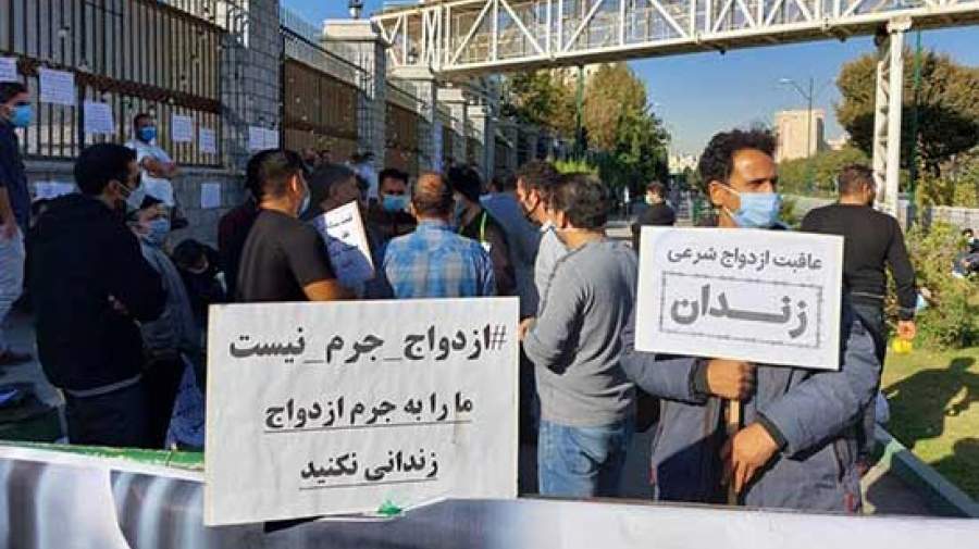 تجمع مردان مخالف پرداخت مهریه مقابل مجلس + عکس
