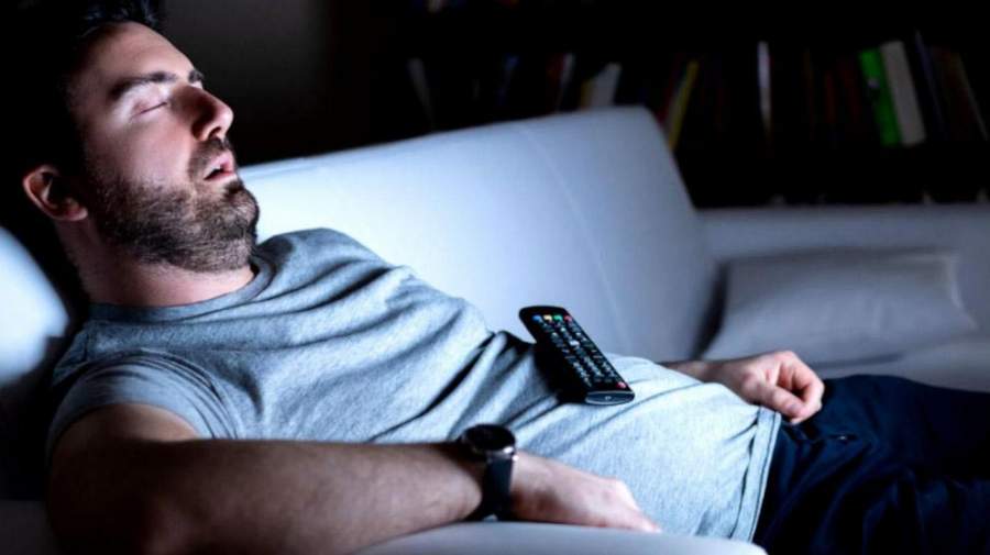 چرا خوابیدن جلوی تلویزیون ما را خسته می‌کند؟