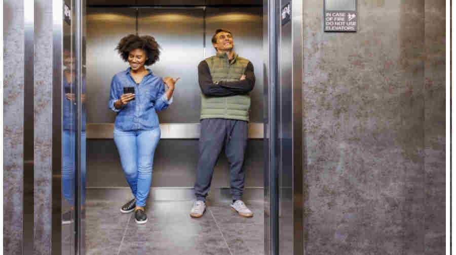 چرا از حضور غریبه ها در آسانسور وحشت می کنیم؟