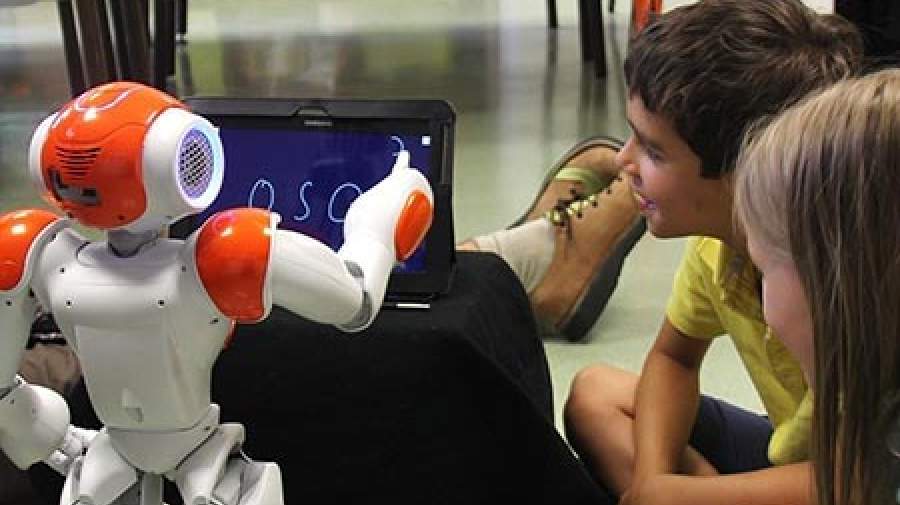 ربات اجتماعی به دانش آموزان دارای اختلال یادگیری کمک می‌کند