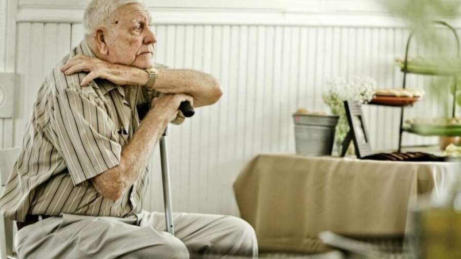 بررسی تنهایی سالمندان