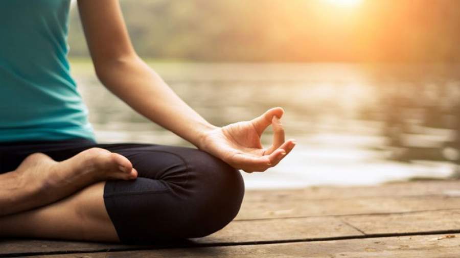 یوگا استرس را مدیریت و اضطراب را کاهش میدهد