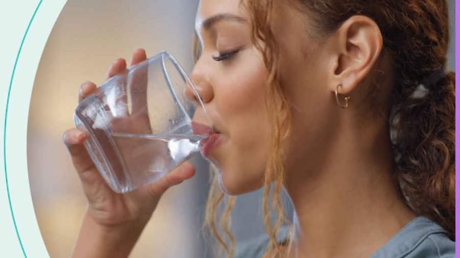 نوشیدن آب به موقع و به میزان کافی در سلامت روان نقش دارد